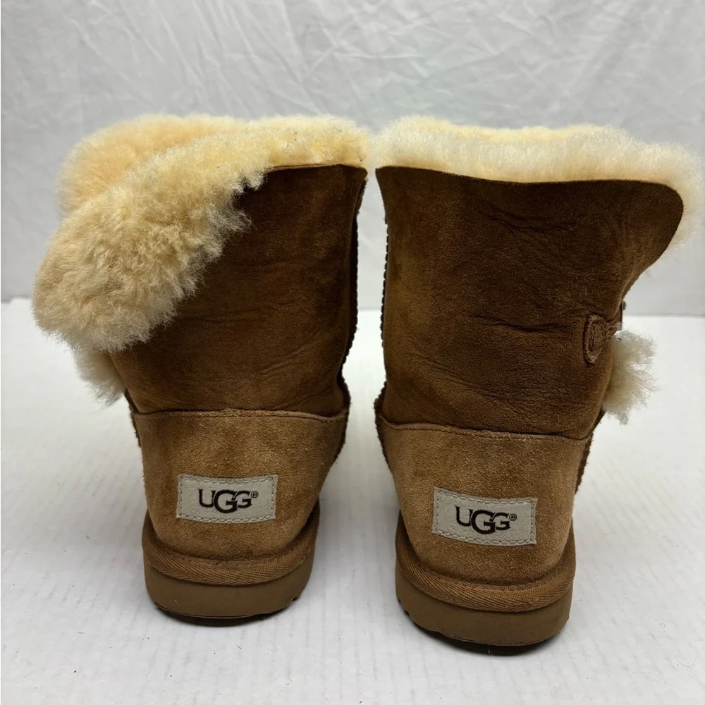 Ugg Bailey Button Boots, SZ 4 big girl, box 21